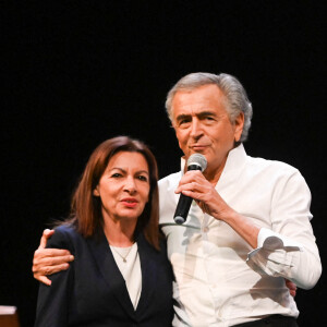 Anne Hidalgo et Bernard-Henri Lévy - Les personnalités assistent au meeting de solidarité "SOS Ukraine" de Bernard-Henri Lévy (BHL) au théâtre Antoine à Paris, le 1er mars 2022. © Coadic Guirec / Bestimage 