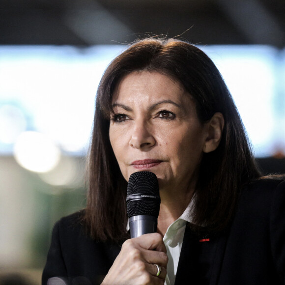 La maire de Paris et candidate du parti socialist, (PS) à l'élection présidentielle Anne Hidalgo au cours de sa visite au salon international de l'agriculture, porte de Versailles, Paris, France, le 28 février 2022. © Stéphane Lemouton/Bestimage 