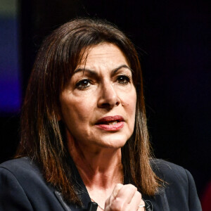 Anne Hidalgo - Anne Hidalgo transforme son meeting de Bordeaux en manifestation de soutien à l'Ukraine le 26 février 2022. © Thierry Breton / Panoramic / Bestimage 