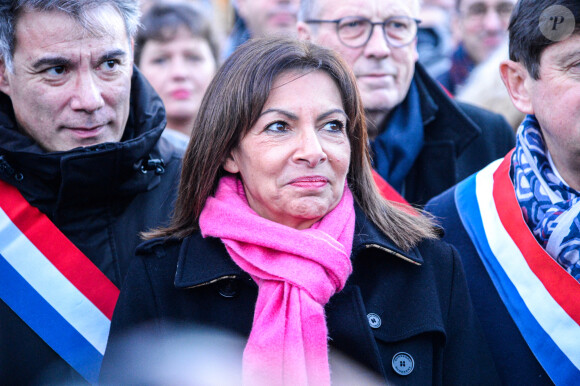Anne Hidalgo - Rassemblement place de la République à Paris, en soutien au peuple ukrainien, suite à l'invasion de l'Ukraine par la Russie. Le 24 février 2022 @Baptiste Autissier / Panoramic / Bestimage 