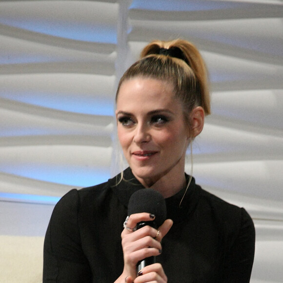 Kristen Stewart sur scène lors de la cérémonie de remise du prix "American Riviera Award" lors de la 37ème édition du Festival International du Film de Santa Barbara au Arlington Theatre. Le 4 mars 2022 © ImageSpace / Zuma Press / Bestimage 
