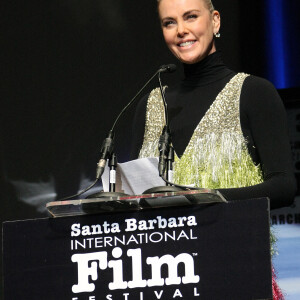 Charlize Theron remet le prix d'honneur "American Riviera Award" à Kristen Stewart lors de la 37ème édition du Festival International du Film de Santa Barbara au Arlington Theatre. Le 4 mars 2022 © ImageSpace / Zuma Press / Bestimage 