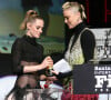 Charlize Theron remet le prix d'honneur "American Riviera Award" à Kristen Stewart lors de la 37ème édition du Festival International du Film de Santa Barbara au Arlington Theatre. Le 4 mars 2022 © ImageSpace / Zuma Press / Bestimage 