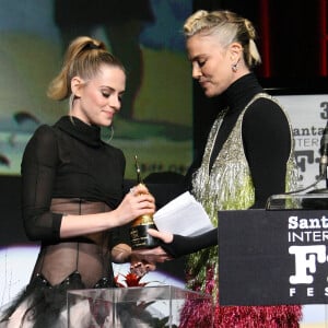 Charlize Theron remet le prix d'honneur "American Riviera Award" à Kristen Stewart lors de la 37ème édition du Festival International du Film de Santa Barbara au Arlington Theatre. Le 4 mars 2022 © ImageSpace / Zuma Press / Bestimage 