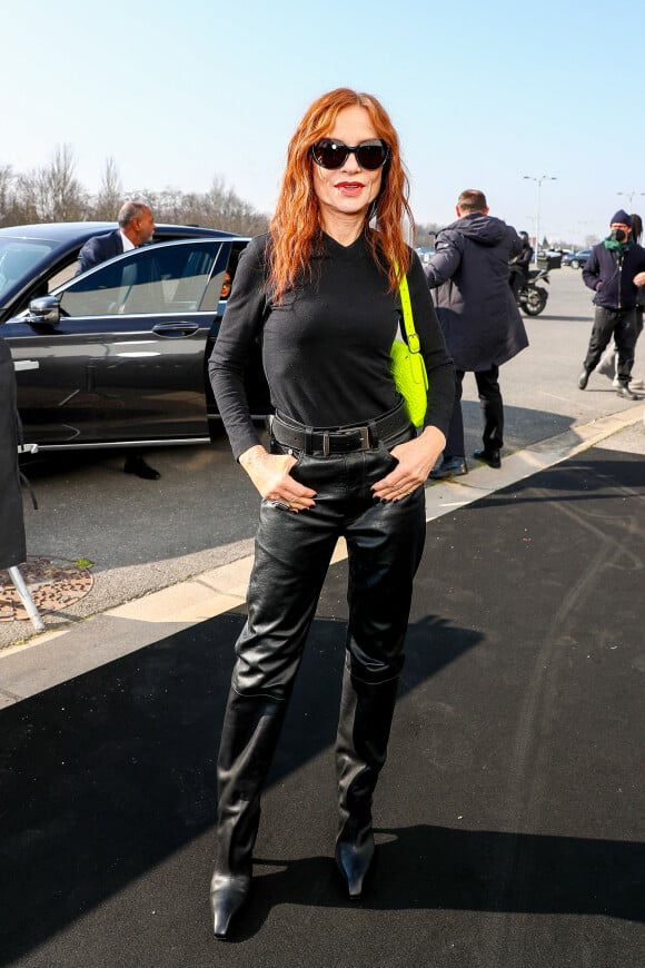 Exclusif - Isabelle Huppert - Arrivées au défilé Balenciaga Automne/Hiver 2022/2023 lors de la Fashion Week de Paris au Bourget à Paris, France, le 6 mars 2022. © Da Silva-Perusseau/Bestimage 