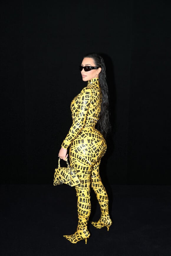 Exclusif  - Kim Kardashian assiste au défilé Balenciaga Automne/Hiver 2022/2023 lors de la Fashion Week de Paris au Bourget à Paris, France, le 6 mars 2022. © Da Silva-Perusseau/Bestimage 