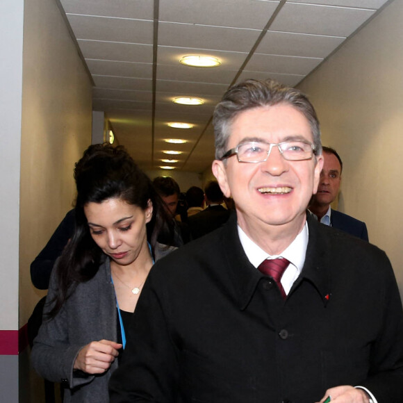 La conseillère et compagne de Jean-Luc Mélenchon, Sophia Chikirou, sur le plateau du ''Grand Débat'' des 11 candidats à l'élection présidentielle organisé par les chaînes de télévision BFM TV et CNews, à La Plaine-Saint-Denis, banlieue parisienne, France, le 4 avril 2017.