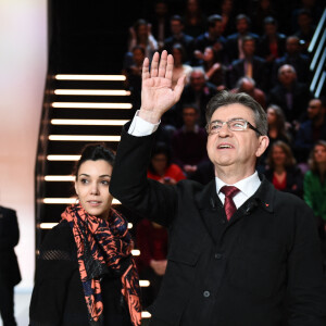 Sophia Chikirou et Jean-Luc Mélenchon, candidat à l'élection présidentielle de la "France Soumise" lors de la première confrontation entre les cinq principaux candidats à la présidentielle 2017 lors du "Grand Débat" sur le plateau de TF1 et LCI à Aubervilliers, France, le 20 mars 2017.