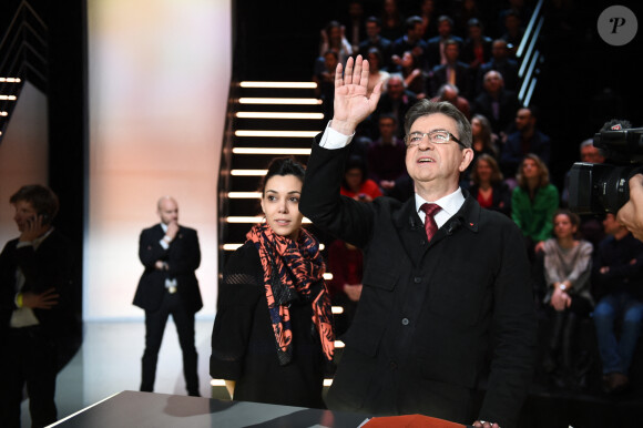 Sophia Chikirou et Jean-Luc Mélenchon, candidat à l'élection présidentielle de la "France Soumise" lors de la première confrontation entre les cinq principaux candidats à la présidentielle 2017 lors du "Grand Débat" sur le plateau de TF1 et LCI à Aubervilliers, France, le 20 mars 2017.
