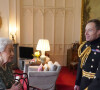 La reine Elisabeth II d'Angleterre en audience avec l'Amiral James Macleod et le Général Eldon Millar au château de Windsor. Le 16 février 2022