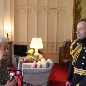 La reine Elisabeth II d'Angleterre en audience avec l'Amiral James Macleod et le Général Eldon Millar au château de Windsor. Le 16 février 2022