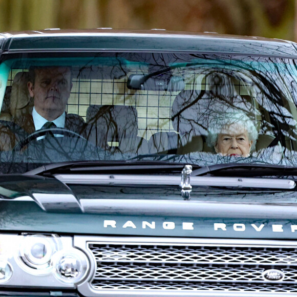La reine Elisabeth II d'Angleterre en voiture aux alentours de sa résidence de Sandringham. Le 2 février 2022 © Imago / Panoramic / Bestimage