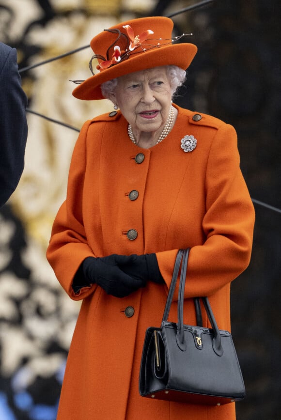 La reine Elisabeth II d'Angleterre au lancement du Queen's Baton, relais des Jeux du Commonwealth, au palais de Buckingham à Londres.