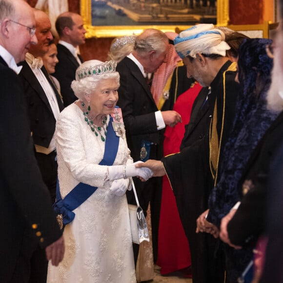 La reine Elisabeth II d'Angleterre reçoit les membres du corps diplomatique à Buckingham Palace, le 11 décembre 2019.