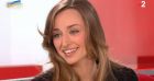 Emma Smet sur le plateau de Vivement Dimanche face à Michel Drucker