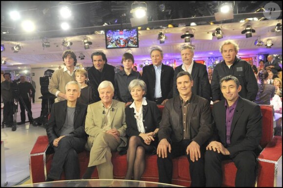 Jacques Perrin entouré de ses fils, Michel Drucker, Renaud, Claudie Haignère, Christophe Barratier à l'enregistrement de "Vivement Dimanche" (13 janvier 2010)