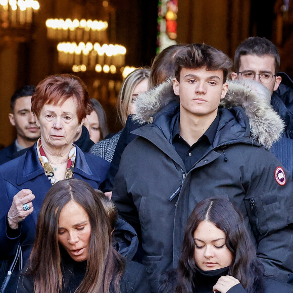 Nathalie Marquay et ses enfants Lou et Tom - La famille de Jean-Pierre Pernaut à la sortie des obsèques en la Basilique Sainte-Clotilde à Paris le 9 mars 2022. © Cyril Moreau/Bestimage