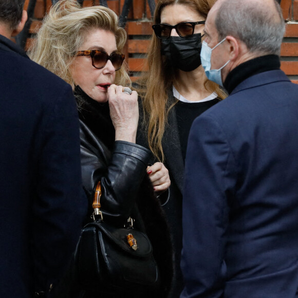 Catherine Deneuve, Chiara Mastroianni, Pierre Lescure - Sortie des obsèques de Jean-Yves Bouvier en l'église Notre-Dame d'Auteuil à Paris le 19 mai 2021.