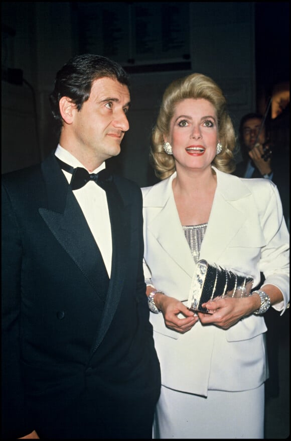 Archives - Pierre Lescure et Catherine Deneuve lors d'une soirée à Paris en 1985.