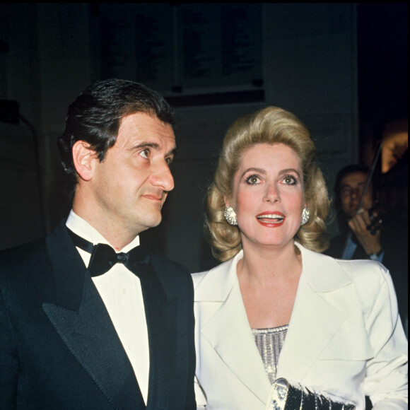 Archives - Pierre Lescure et Catherine Deneuve lors d'une soirée à Paris en 1985.