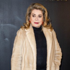 Catherine Deneuve - Défilé Saint-Laurent Prêt-à-porter Automne/Hiver 2022/2023 dans le cadre de la Fashion Week de Paris, le 1er Mars 2022. © Olivier Borde /Bestimage