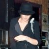 Pour une fois, Lindsay Lohan fait dans le chic ! En manteau-robe et chapeau bas, elle a fait sensation