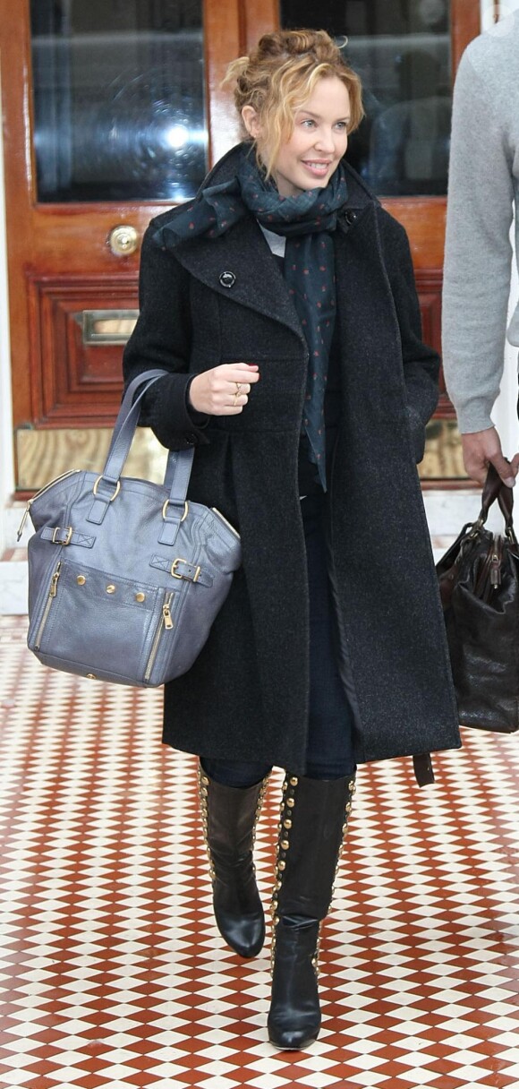 Kylie Minogue en fashionista avertie sait combien l'hiver met en valeur les accessoires ! Avec son sac Yves Saint Laurent et son manteau gris, elle a tout juste !