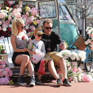 Exclusif - Heidi Montag, son mari Spencer Pratt et leur fils Gunner font des selfies avec un combi Volkswagen à Pacific Palisades, Los Angeles, le 14 février 2022.