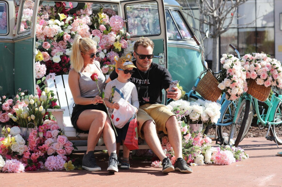 Exclusif - Heidi Montag, son mari Spencer Pratt et leur fils Gunner font des selfies avec un combi Volkswagen à Pacific Palisades, Los Angeles, le 14 février 2022.