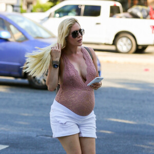 Heidi Montag enceinte se balade dans les rues de West Hollywood, le 30 août 2017.