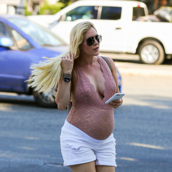 Heidi Montag enceinte se balade dans les rues de West Hollywood, le 30 août 2017.