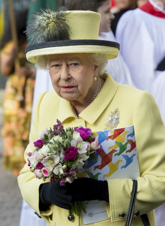 La reine Elisabeth II d'Angleterre sort de la messe des jeux du Commonwealth à l'Abbaye de Westminster à Londres.