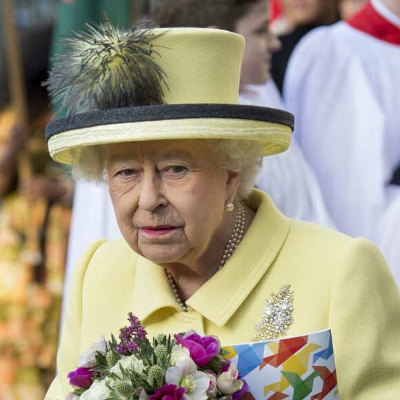 La reine Elisabeth II d'Angleterre sort de la messe des jeux du Commonwealth à l'Abbaye de Westminster à Londres.