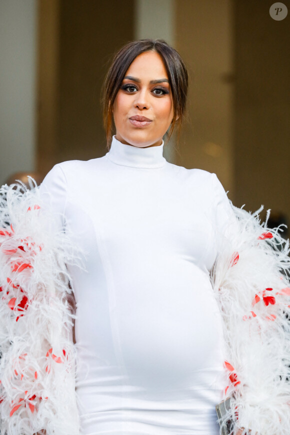 Amel Bent, enceinte, - Arrivées au défilé femme Giambattista Valli Automne/Hiver 2022/2023 lors de la Fashion Week de Paris, France, le 7 mars 2022. © Veeren-Clovis/Bestimage