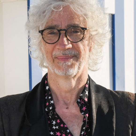 Louis Bertignac lors du photocall du jury du 35ème festival de Cabourg le 10 juin 2021. © Coadic Guirec / Bestimage 