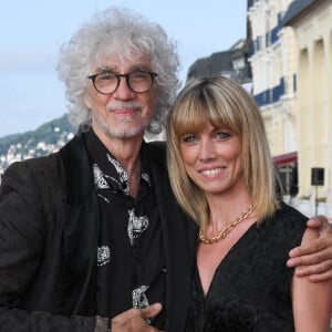 Louis Bertignac et sa compagne Laetitia Brichet - People sur le tapis rouge lors du 35ème festival du film de Cabourg © Coadic Guirec / Bestimage 