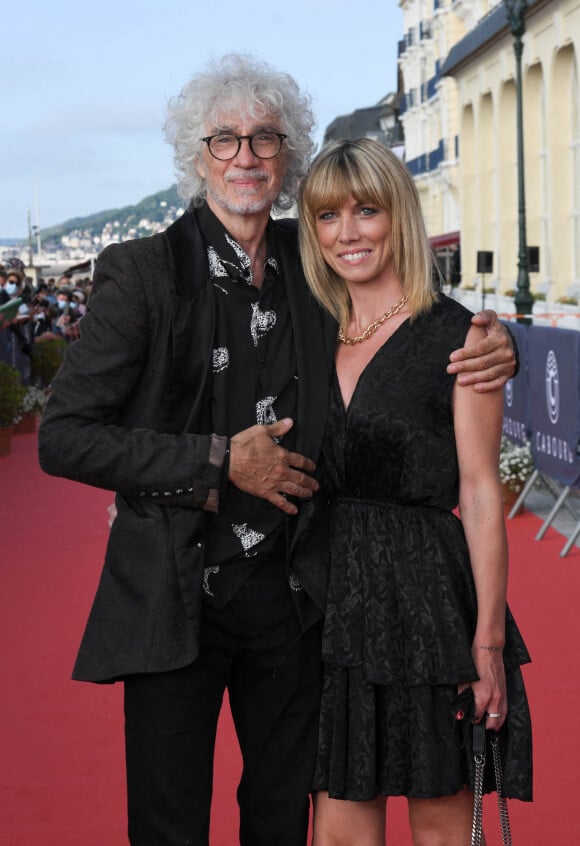 Louis Bertignac et sa compagne Laetitia Brichet - People sur le tapis rouge lors du 35ème festival du film de Cabourg © Coadic Guirec / Bestimage 