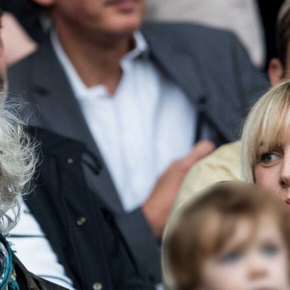 Louis Bertignac avec sa femme Julie Delafosse et leur fils Jack dans les tribunes lors du match de Ligue 1 "PSG - Angers (4-0)" au Parc des Princes à Paris, le 5 octobre 2019. © Cyril Moreau/Bestimage