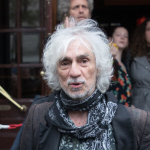 Louis Bertignac à la sortie de l'hommage à Jacques Higelin au Cirque d'Hiver à Paris le 12 avril 2018.