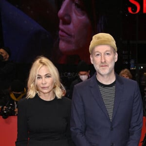 Emmanuelle Béart, Mikhael Hers et Charlotte Gainsbourg à la première du film "Les passagers de la nuit" lors de la 72ème édition du festival international du film de Berlin (La Berlinale 2022), le 13 février 2022. © Future-Image via Zuma Press/Bestimage 