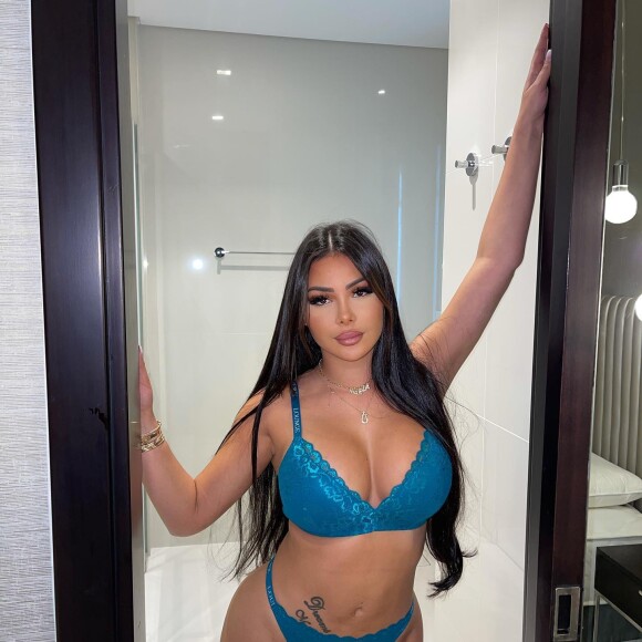 Maeva Ghennam, star de télé-réalité, s'affiche sublime sur Instagram.
