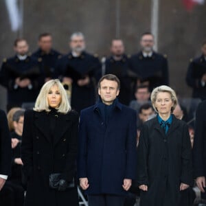 Brigitte Macron, le président Emmanuel Macron, Ursula Von der Leyen, Présidente de la Commission européenne lors de la cérémonie en hommage aux victimes du terrorisme au Grand Trianon à Versailles en marge du sommet informel des 27 le 11 mars 2022