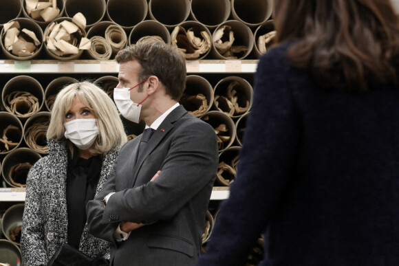Le président de la république, Emmanuel Macron accompagné de son épouse Brigitte Macron inaugure le 19M, espace de travail, de rencontres, dédié à la création et à la transmission des métiers d'art de la mode, Paris, France, le 20 janvier 2022