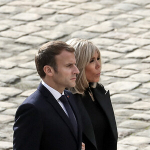 Le président de la République française, Emmanuel Macron et sa femme la Première Dame, Brigitte Macron lors de la cérémonie d'hommage national à Hubert Germain, chancelier d'honneur de l'Ordre de la Liberation et dernier Compagnon de la Liberation dans la cour d'honneur des Invalides à Paris, France, le 15 octobre 2021.
