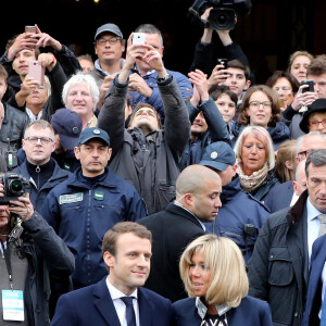 Emmanuel Macron et sa femme Brigitte (Trogneux) quittent la mairie du Touquet, après avoir voté pour le deuxième tour de l'élection présidentielle, salués par de nombreux militants. Le 7 mai 2017