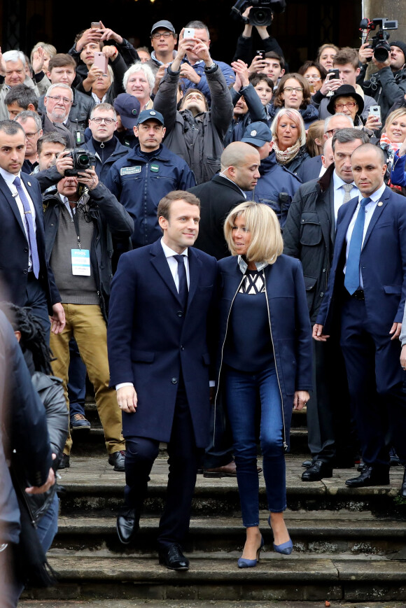 Emmanuel Macron et sa femme Brigitte (Trogneux) quittent la mairie du Touquet, après avoir voté pour le deuxième tour de l'élection présidentielle, salués par de nombreux militants. Le 7 mai 2017