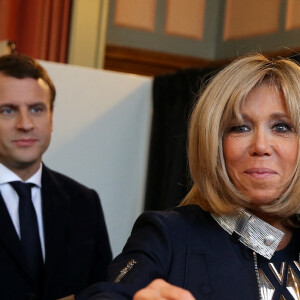 Emmanuel Macron et sa femme Brigitte Macron sont allés voter à la mairie du Touquet pour le deuxième tour de l'élection présidentielle. Le 7 mai 2017