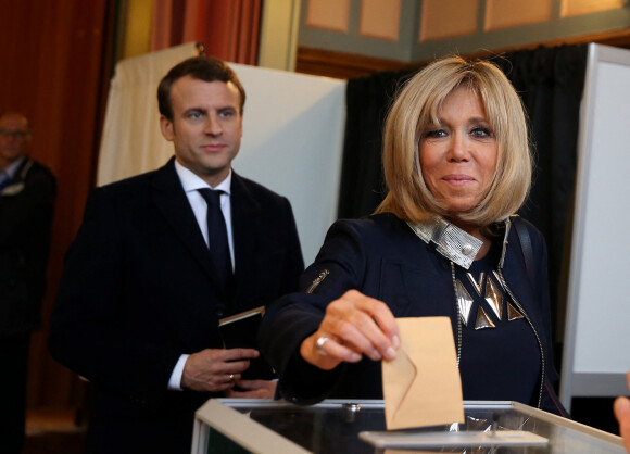 Emmanuel Macron et sa femme Brigitte Macron sont allés voter à la mairie du Touquet pour le deuxième tour de l'élection présidentielle. Le 7 mai 2017