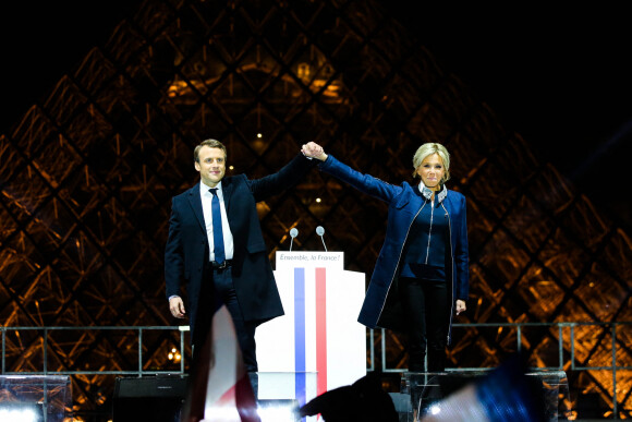 Emmanuel Macron avec sa femme Brigitte Macron - Le président-élu, Emmanuel Macron, prononce son discours devant la pyramide au musée du Louvre à Paris, après sa victoire lors du deuxième tour de l'élection présidentielle le 7 mai 2017