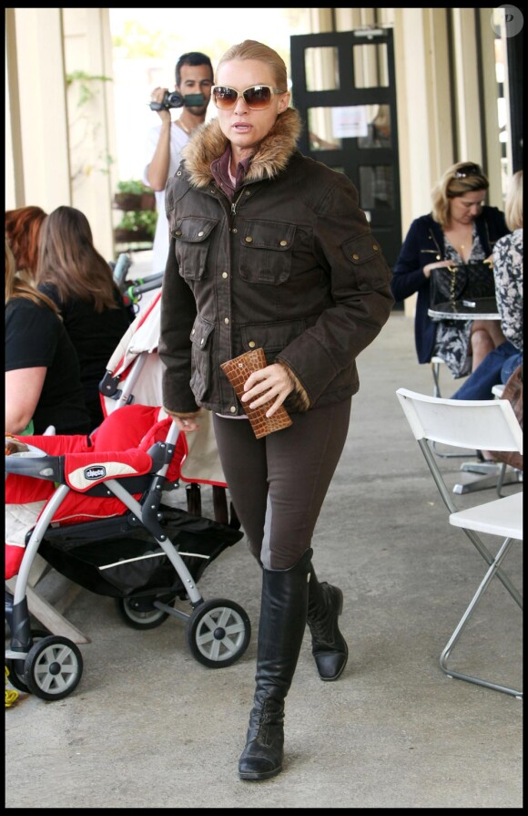 Nicollette Sheridan s'accordait après sa séance d'équitation un petit détour par un restaurant de L.A., le 15 janvier 2010.